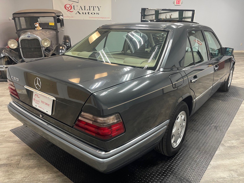 1994 Mercedes-Benz E-Class Image 8