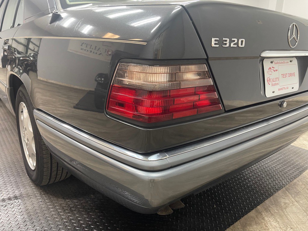 1994 Mercedes-Benz E-Class Image 11