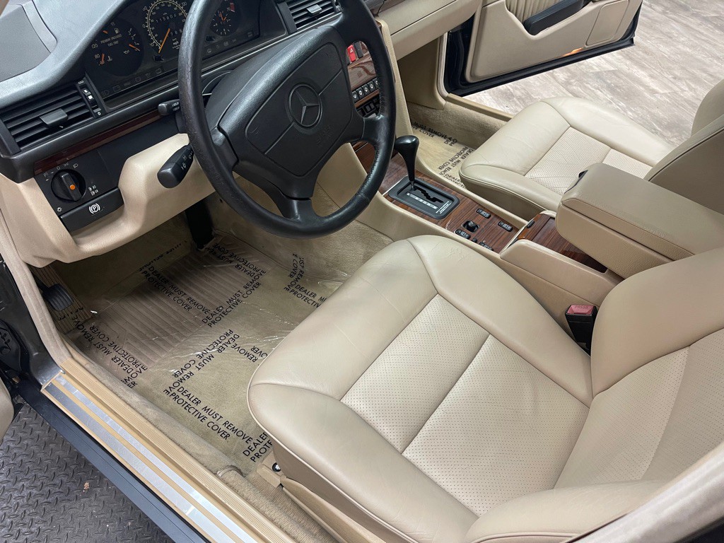 1994 Mercedes-Benz E-Class Image 16