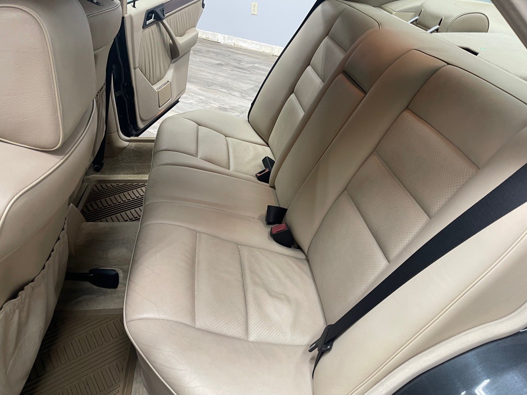 1994 Mercedes-Benz E-Class Image 17