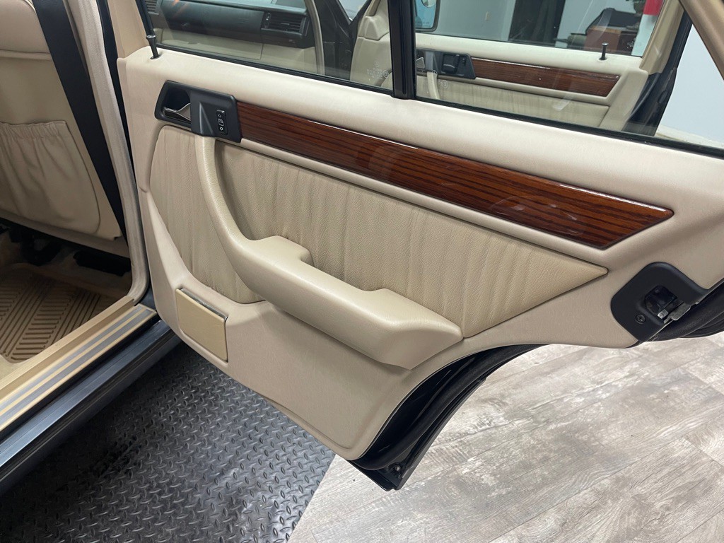 1994 Mercedes-Benz E-Class Image 25