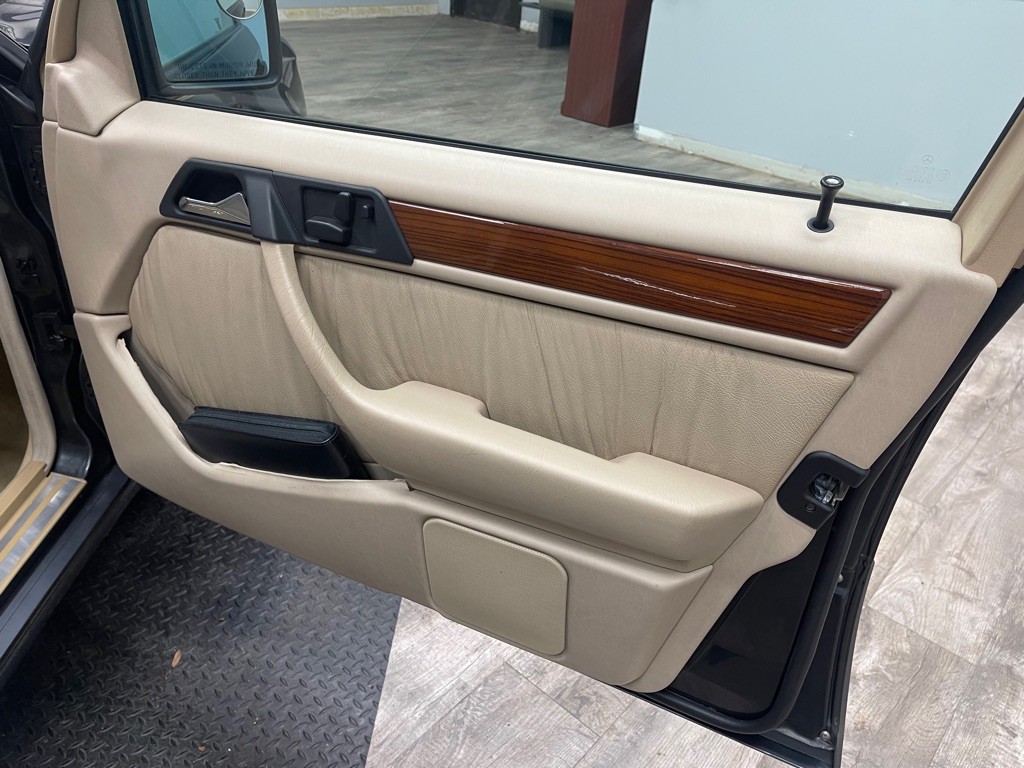 1994 Mercedes-Benz E-Class Image 26