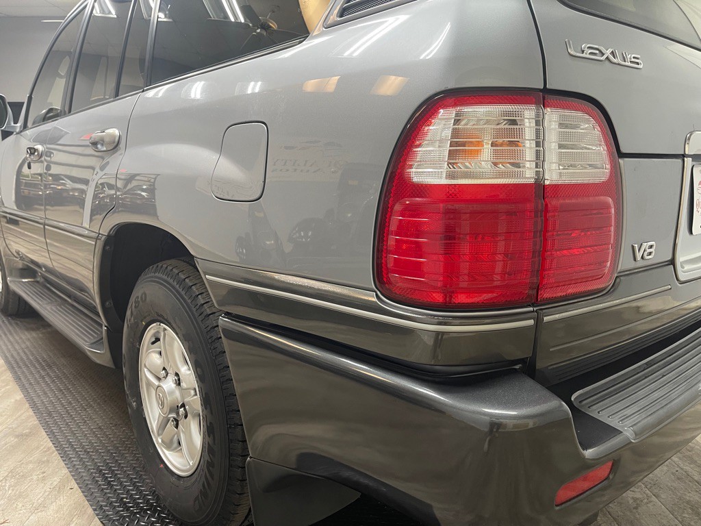 2002 Lexus LX Image 10