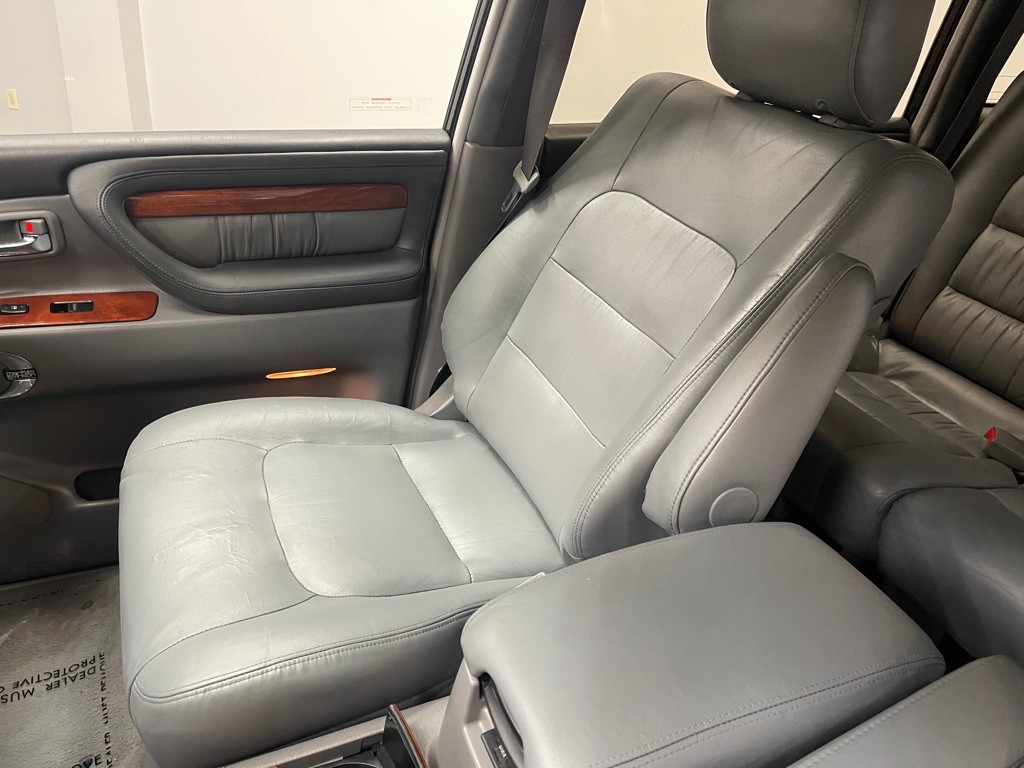 2002 Lexus LX Image 15