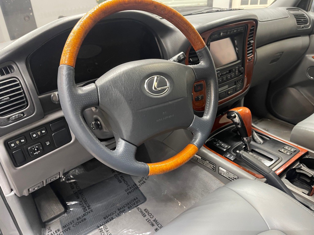 2002 Lexus LX Image 16