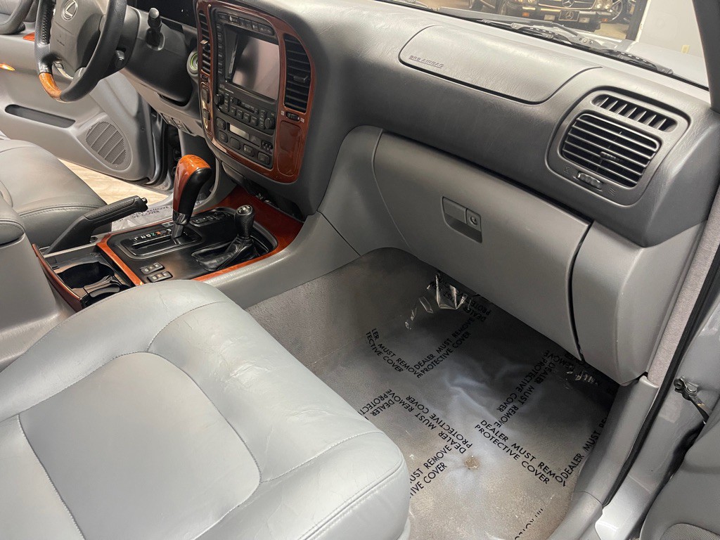 2002 Lexus LX Image 18