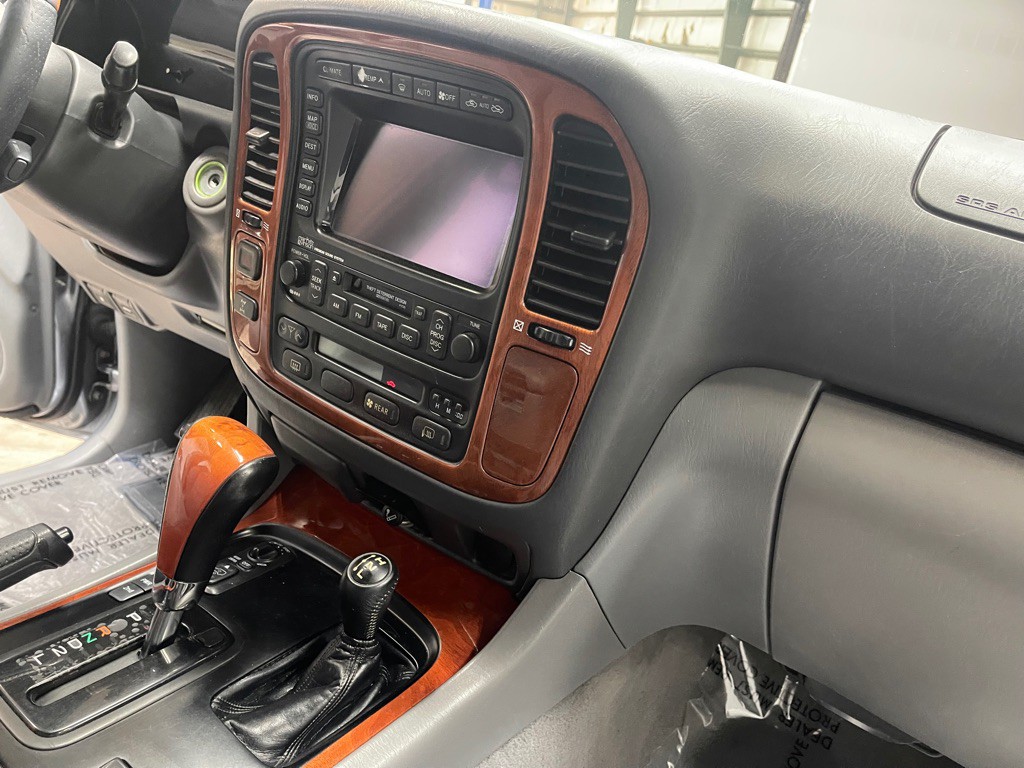 2002 Lexus LX Image 19