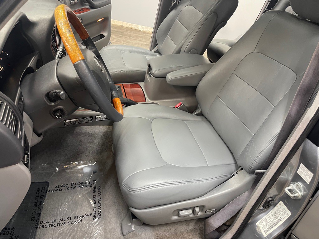 2002 Lexus LX Image 24