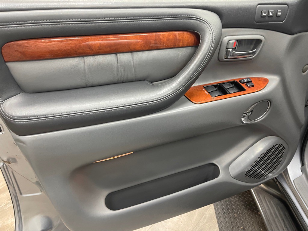 2002 Lexus LX Image 25