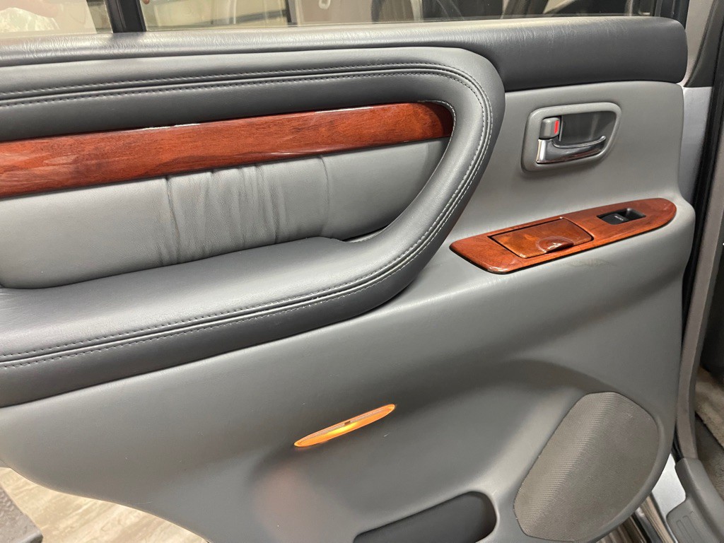 2002 Lexus LX Image 26
