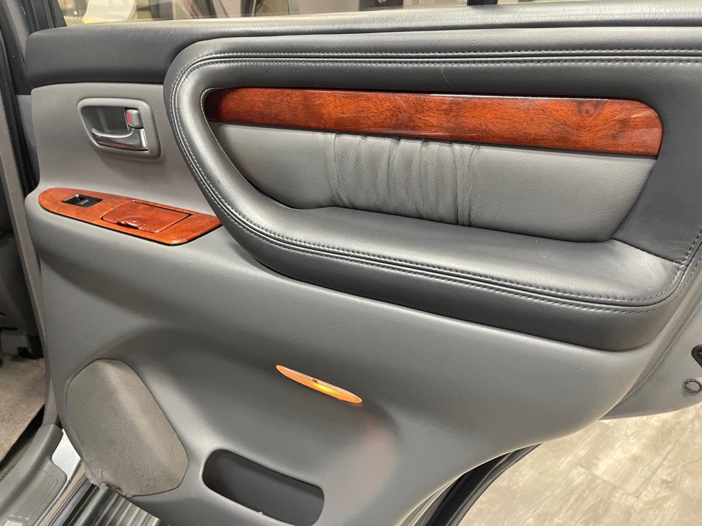 2002 Lexus LX Image 27