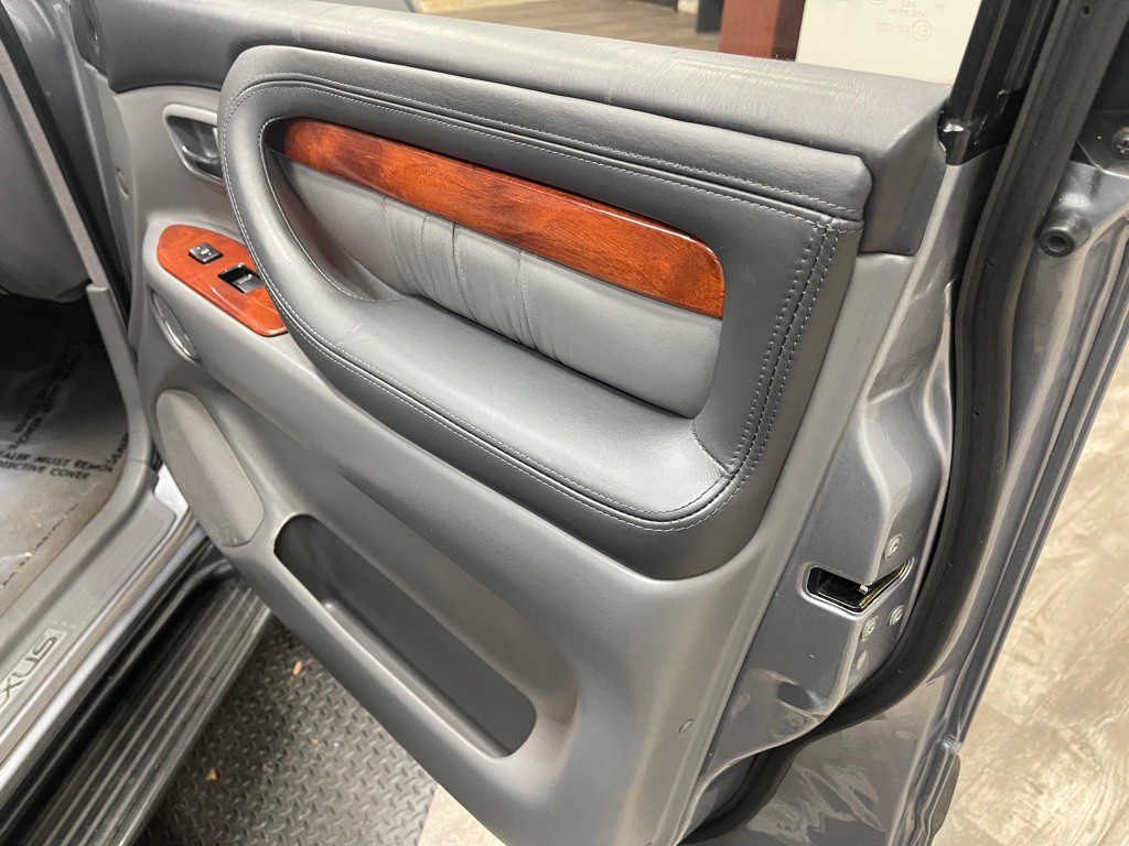 2002 Lexus LX Image 28