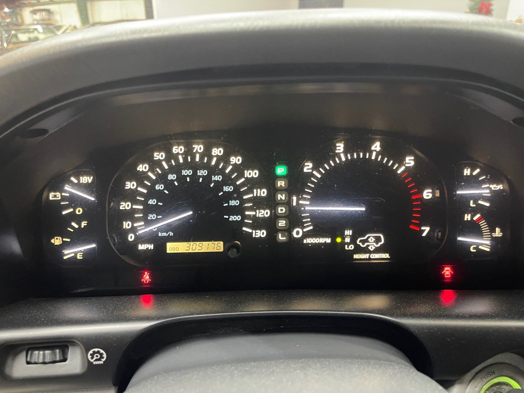 2002 Lexus LX Image 35