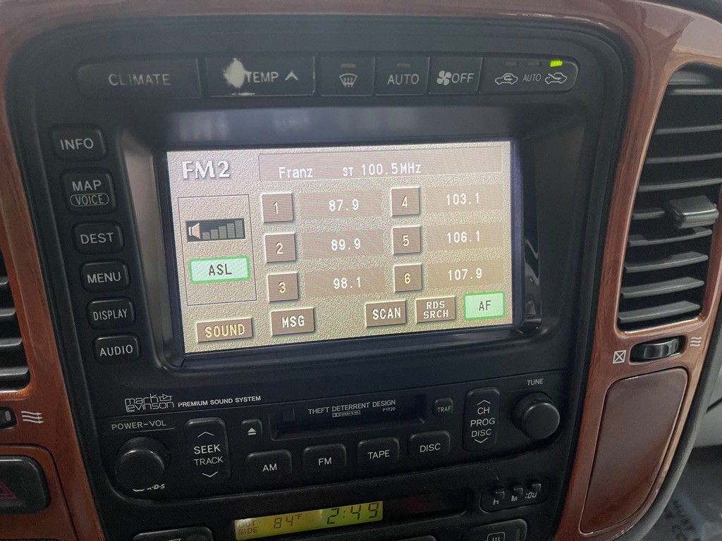 2002 Lexus LX Image 36