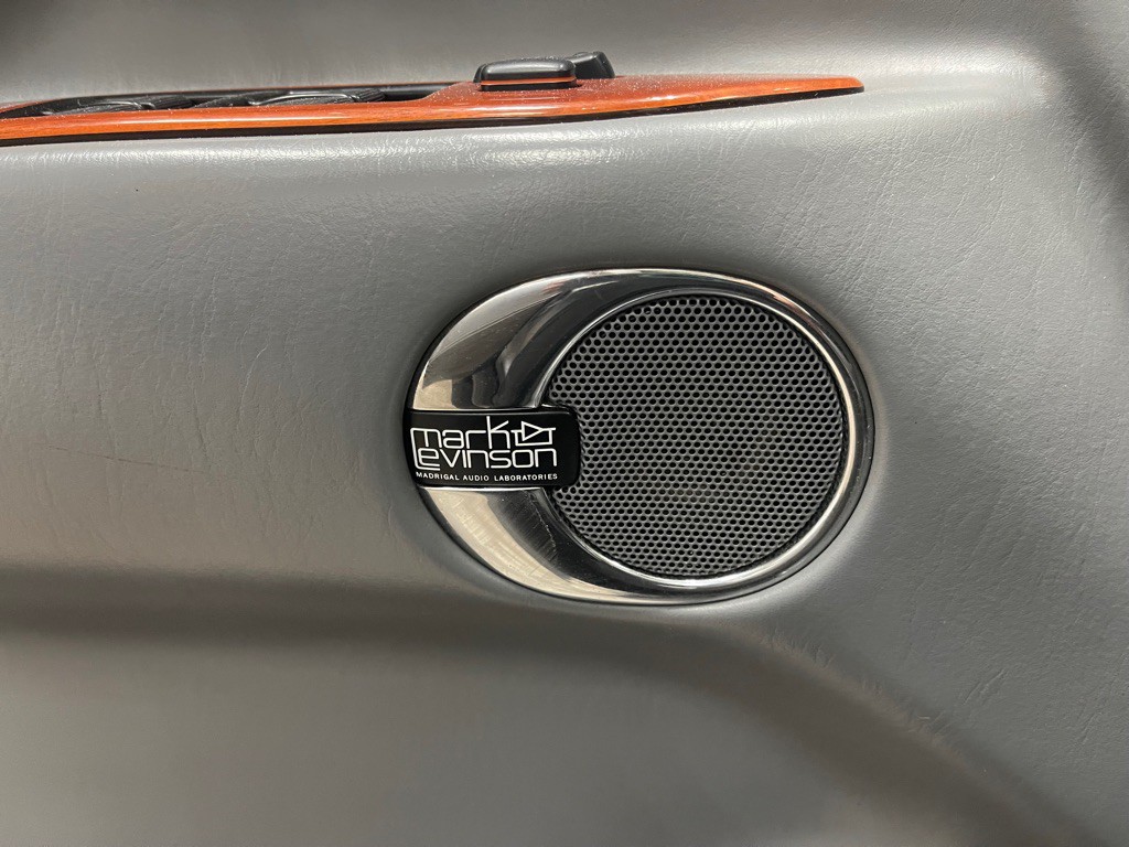 2002 Lexus LX Image 39
