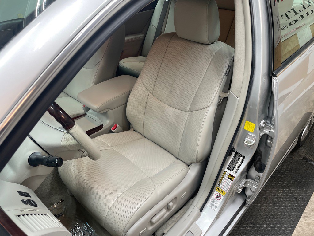 2011 Toyota Avalon Image 2