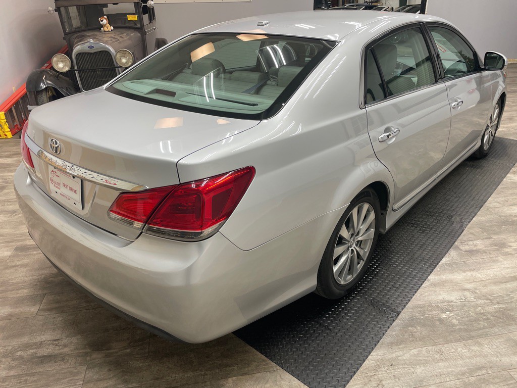 2011 Toyota Avalon Image 9
