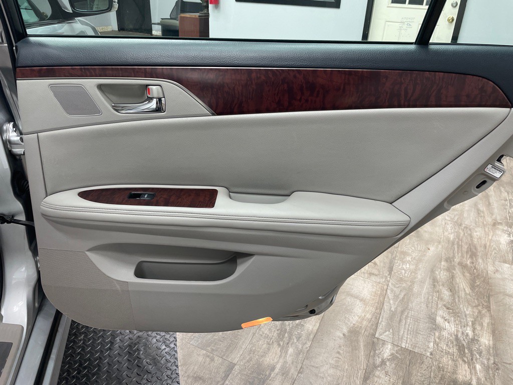 2011 Toyota Avalon Image 32