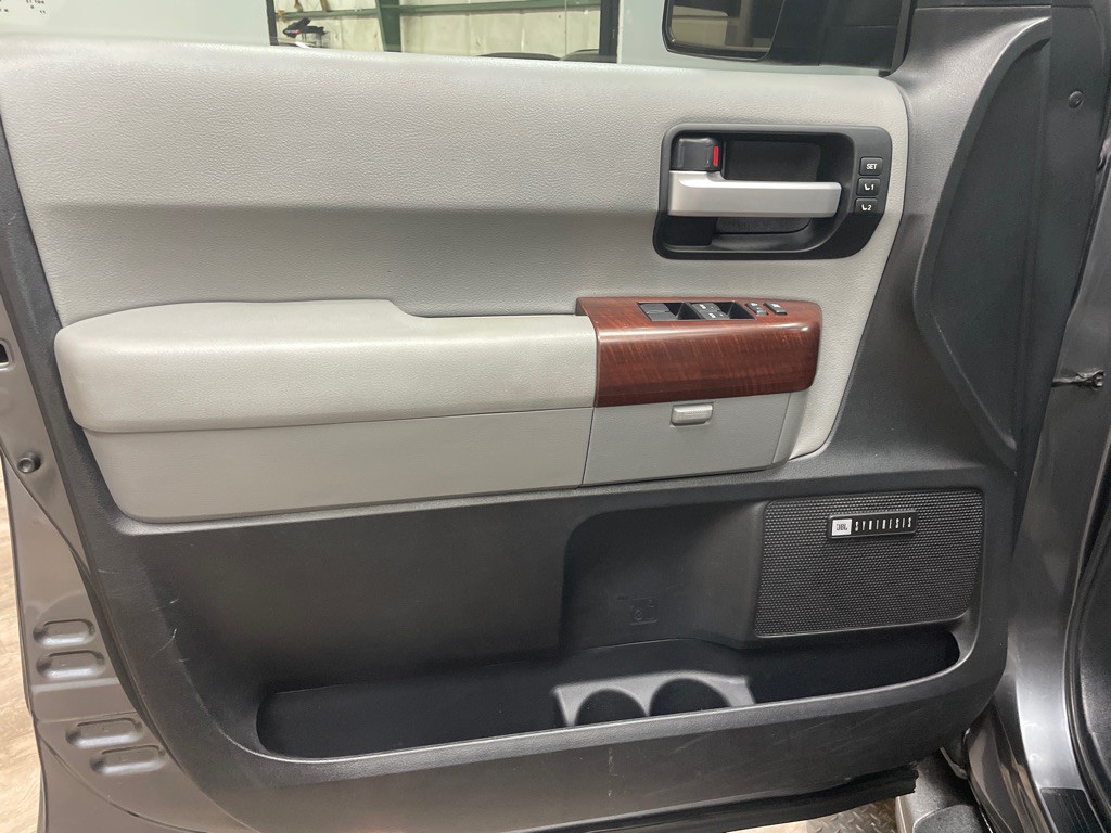 2011 Toyota Sequoia Image 17