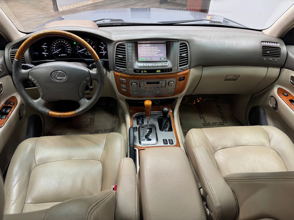 2005 Lexus LX Image 4