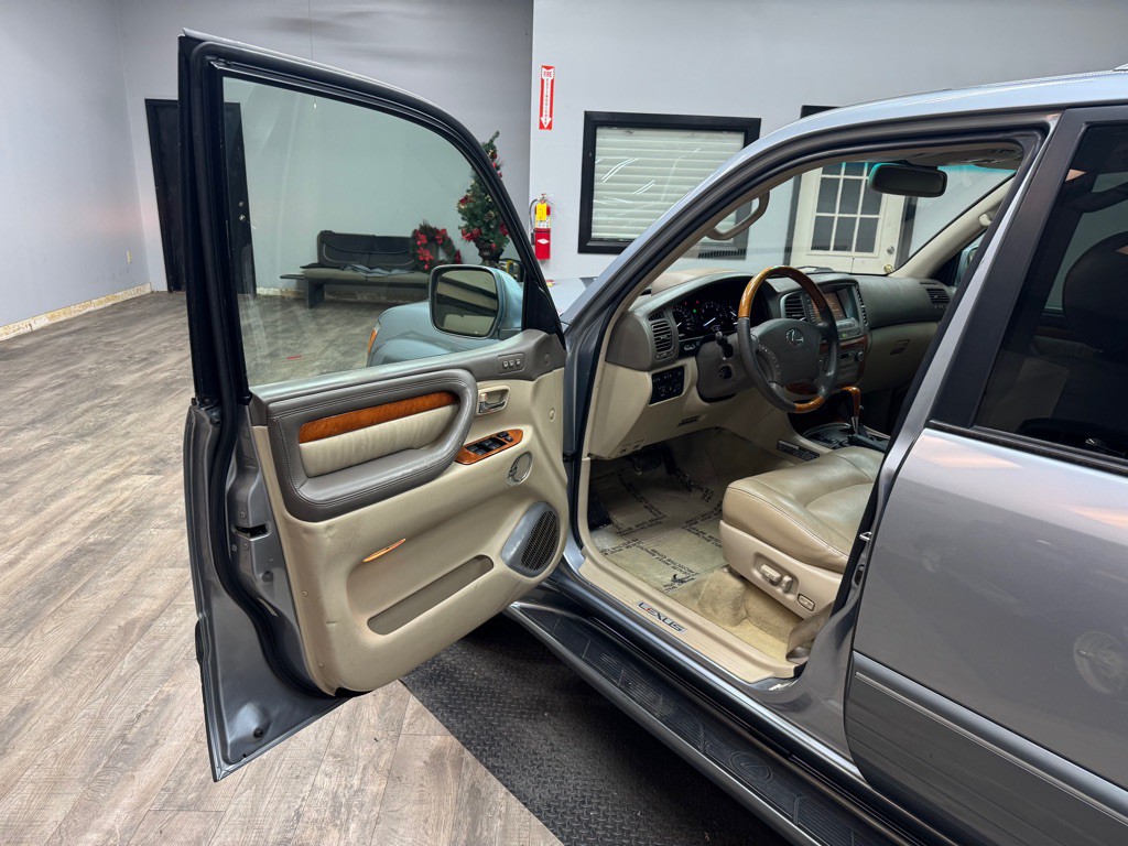 2005 Lexus LX Image 11