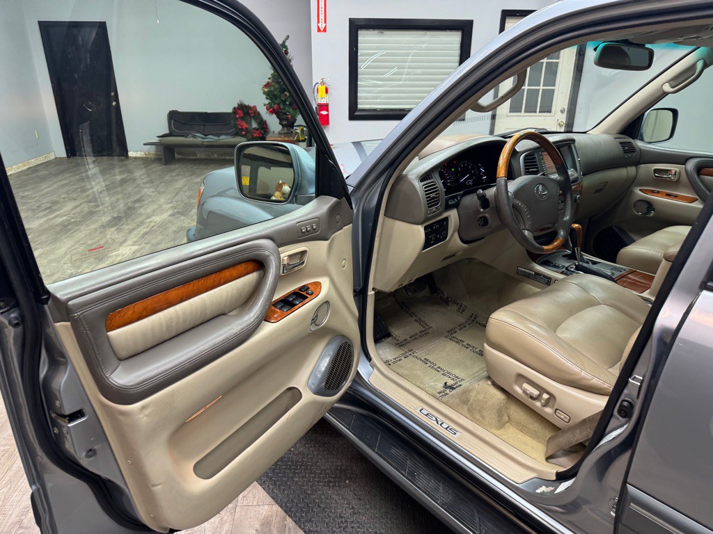 2005 Lexus LX Image 12