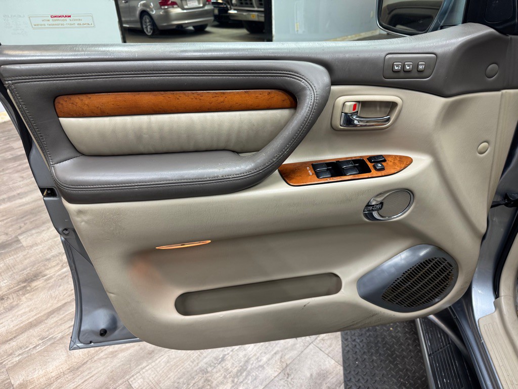 2005 Lexus LX Image 13