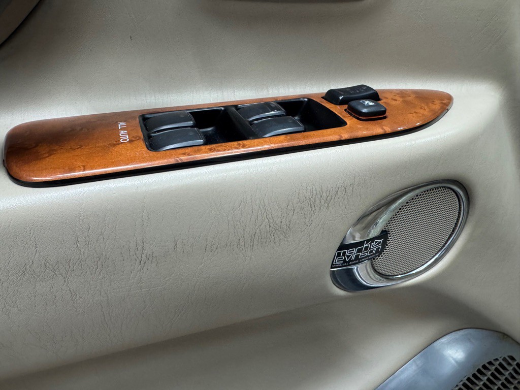 2005 Lexus LX Image 14
