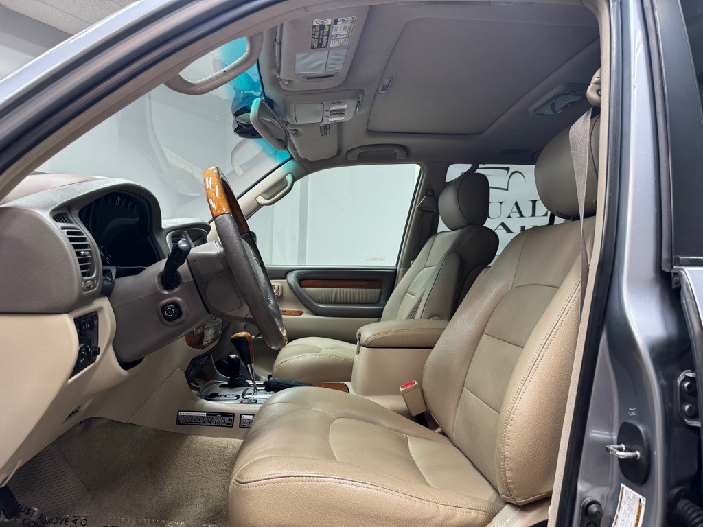 2005 Lexus LX Image 16