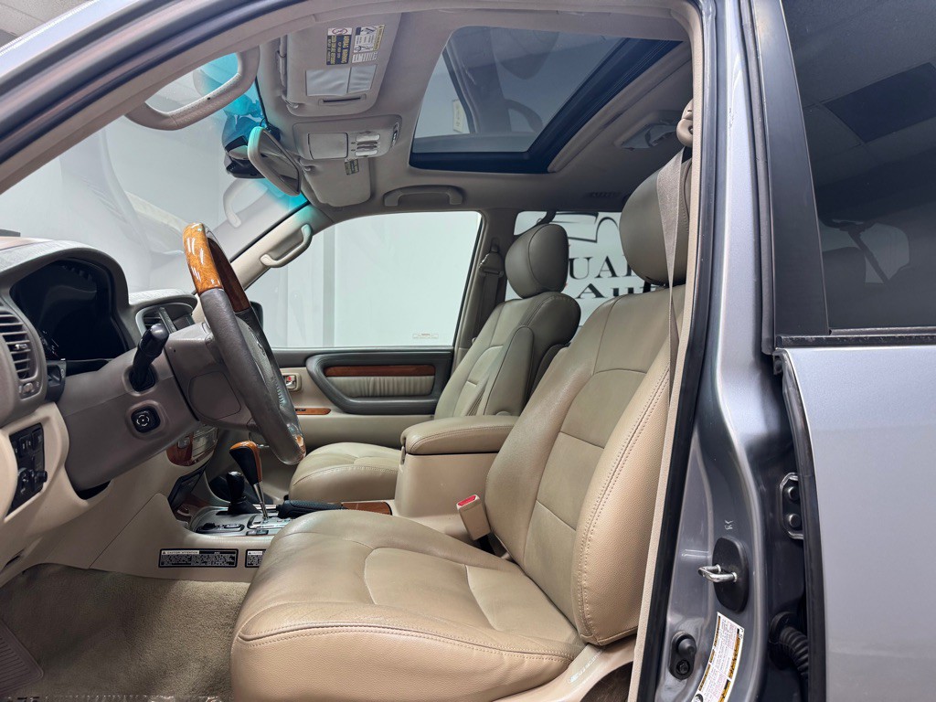 2005 Lexus LX Image 17
