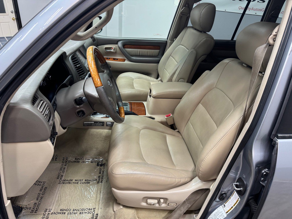2005 Lexus LX Image 18