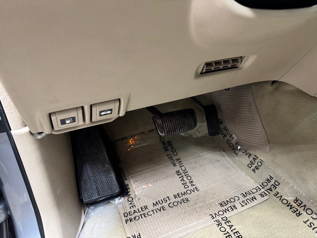 2005 Lexus LX Image 19