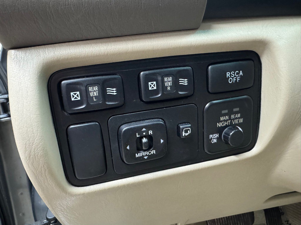 2005 Lexus LX Image 20