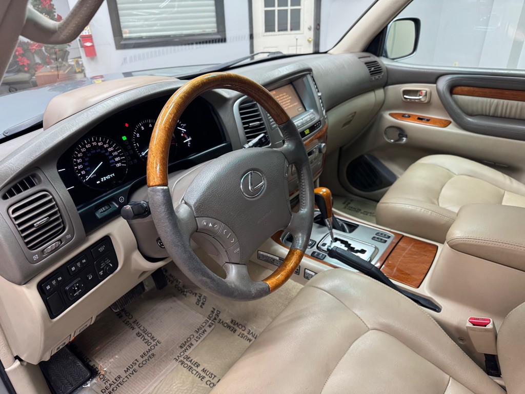 2005 Lexus LX Image 21