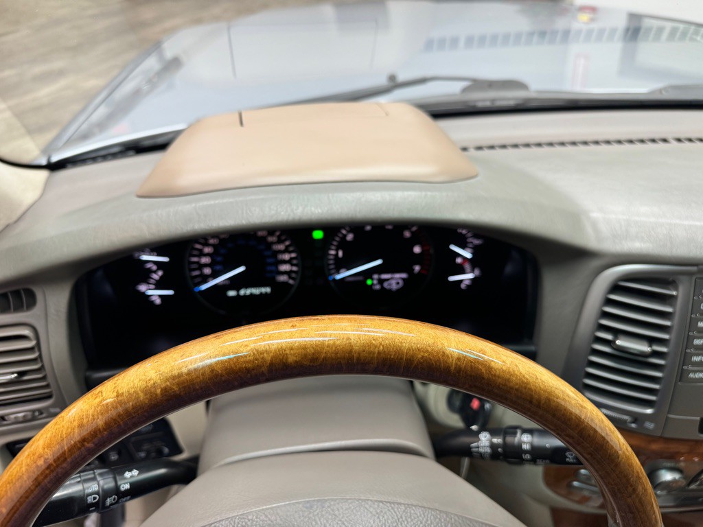 2005 Lexus LX Image 24