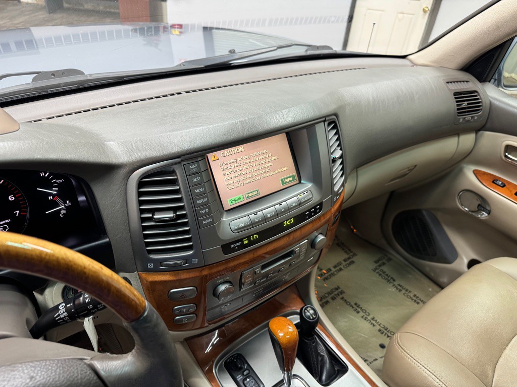 2005 Lexus LX Image 25