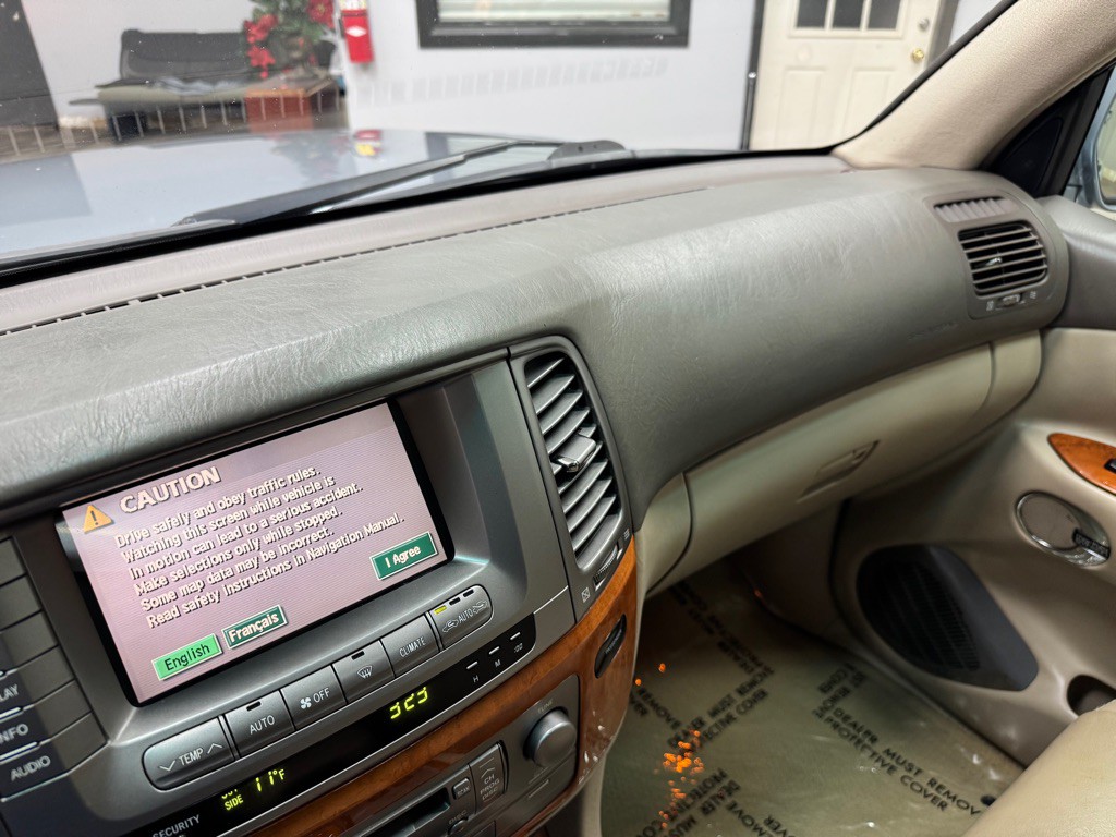 2005 Lexus LX Image 26