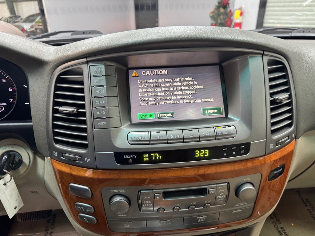 2005 Lexus LX Image 27