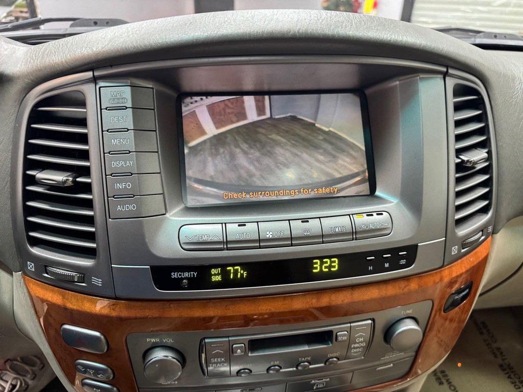 2005 Lexus LX Image 28