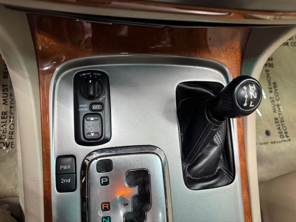 2005 Lexus LX Image 30