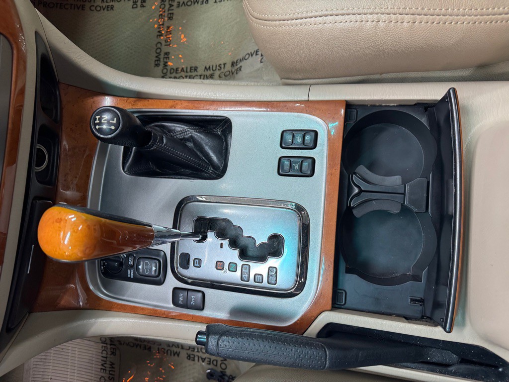 2005 Lexus LX Image 32