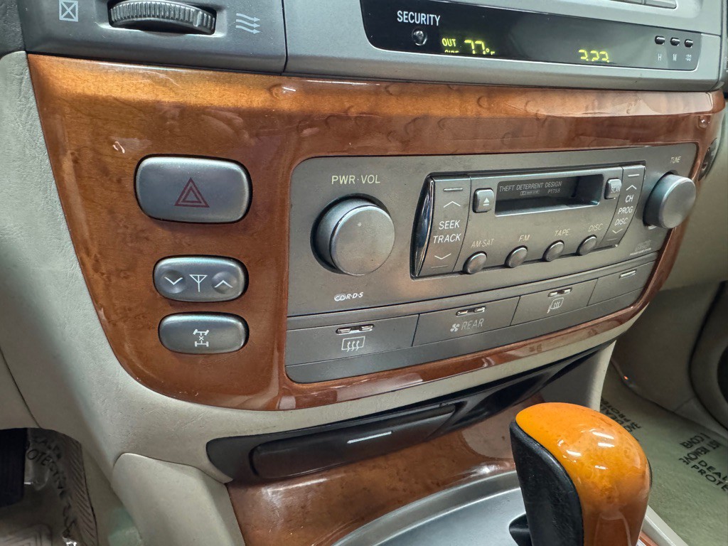 2005 Lexus LX Image 33