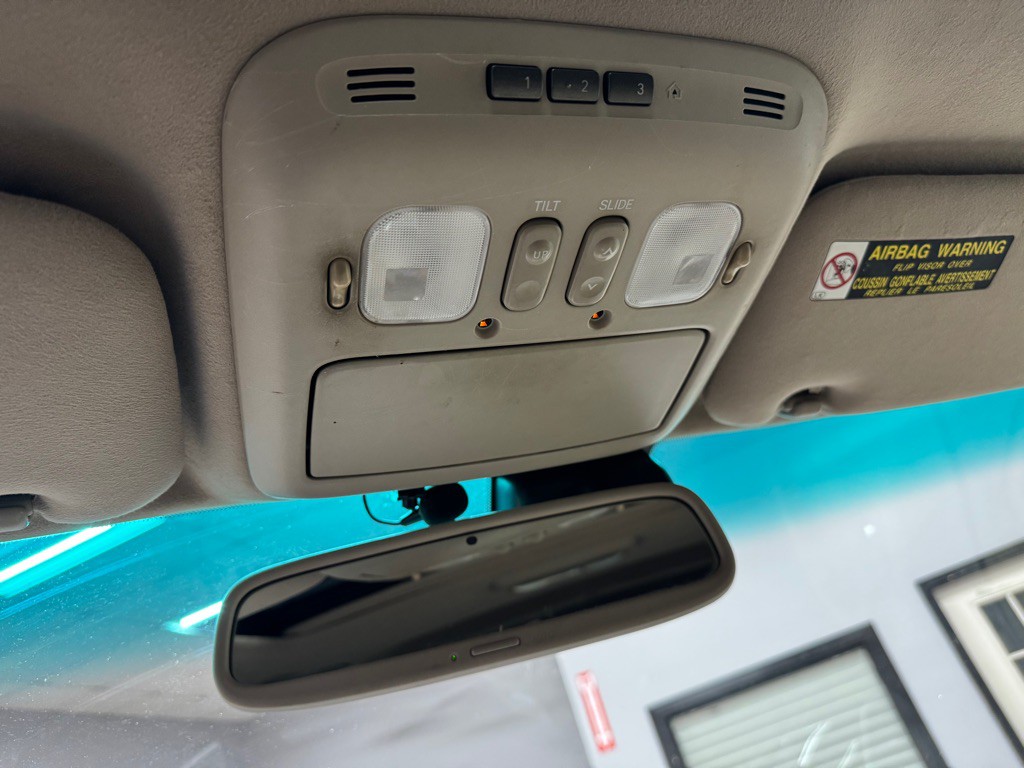 2005 Lexus LX Image 34