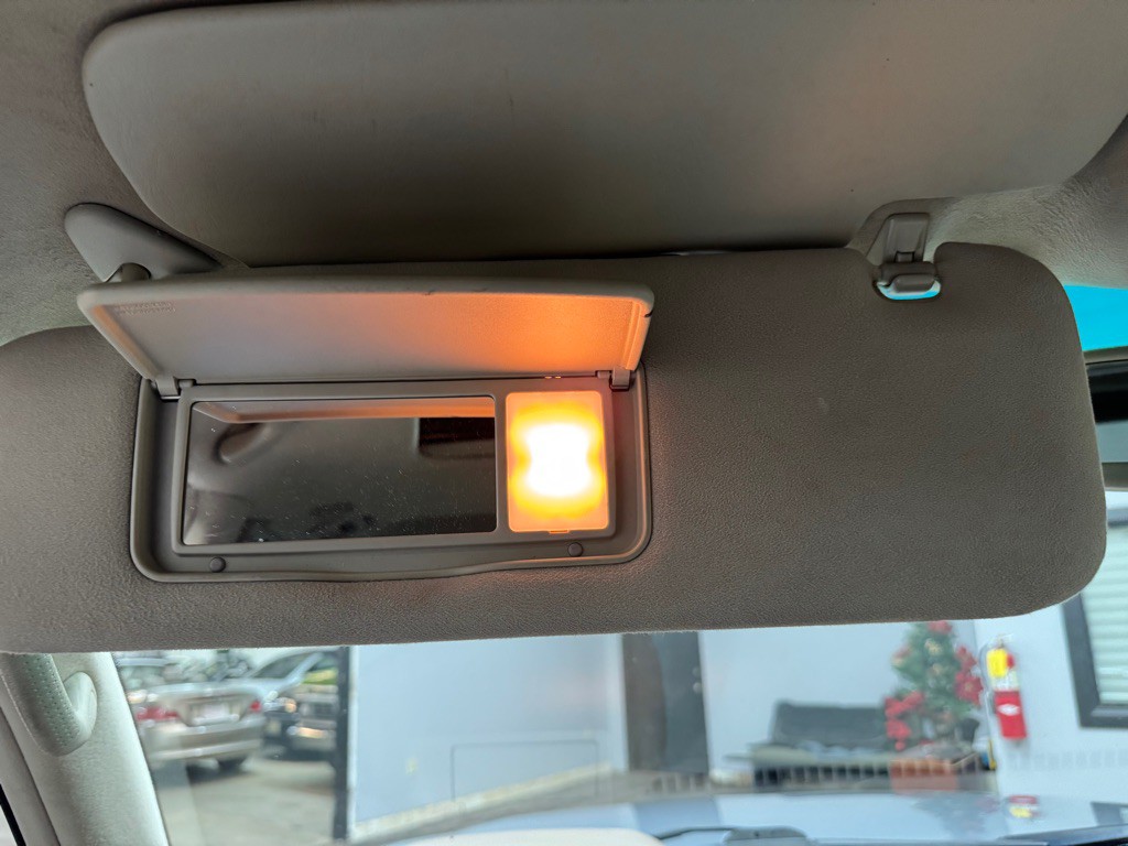 2005 Lexus LX Image 36