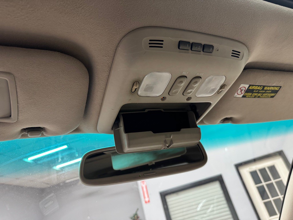 2005 Lexus LX Image 39