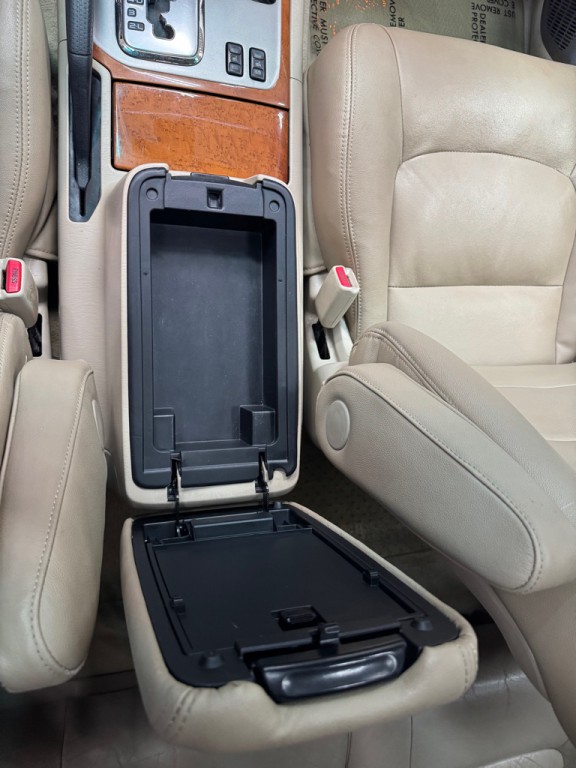 2005 Lexus LX Image 40