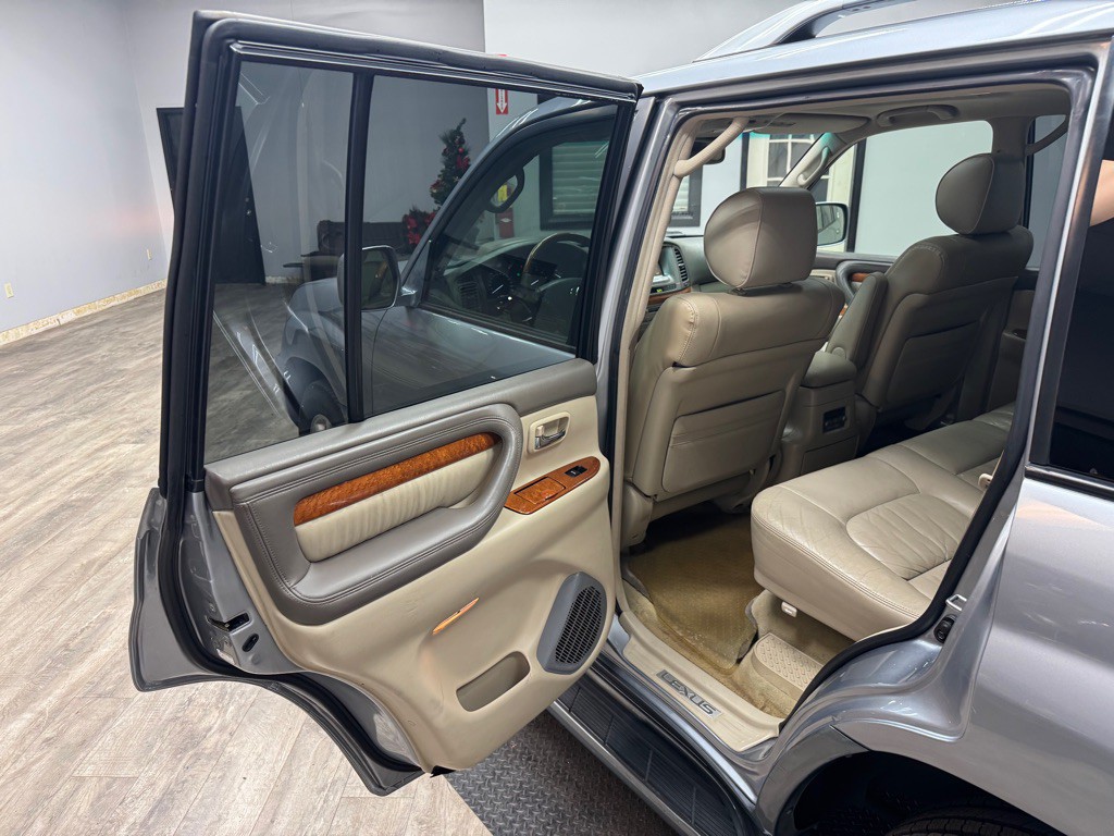 2005 Lexus LX Image 43