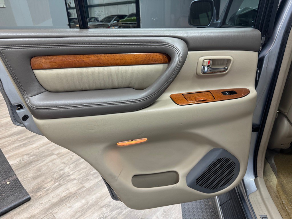 2005 Lexus LX Image 44