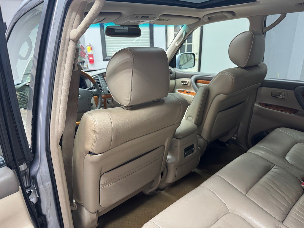 2005 Lexus LX Image 48