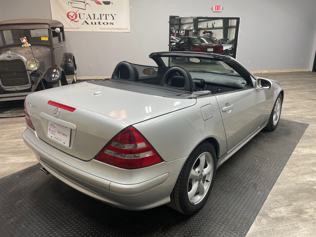 2004 Mercedes-Benz SLK-Class Image 10